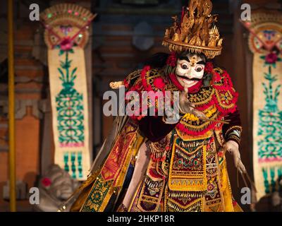 Spettacolo balinese di danza con maschera Topeng e cerimonia rituale al tempio pura Saraswati a Ubud, Bali, Indonesia. Foto Stock