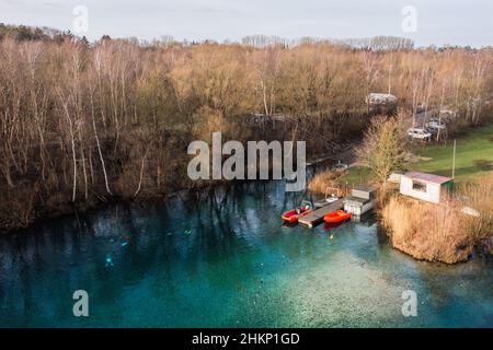 Hemmoor, Germania. 05th Feb 2022. Il lago di gesso, che è visitato dai subacquei in tutte le stagioni (vista aerea con un drone). Credit: Mohssen Assanimoghaddam/dpa/Alamy Live News Foto Stock