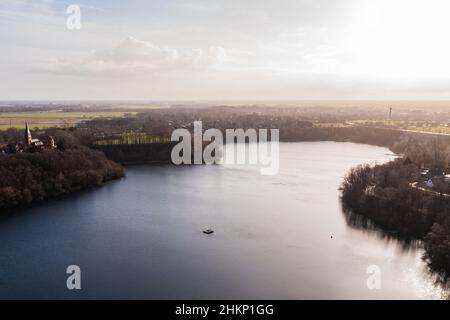 Hemmoor, Germania. 05th Feb 2022. Il lago di gesso, che è visitato dai subacquei in tutte le stagioni (vista aerea con un drone). Credit: Mohssen Assanimoghaddam/dpa/Alamy Live News Foto Stock