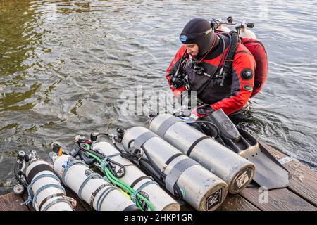 Hemmoor, Germania. 05th Feb 2022. Il subacqueo Tammo Krüder si prepara per le sue immersioni nel lago di gesso. Credit: Mohssen Assanimoghaddam/dpa/Alamy Live News Foto Stock