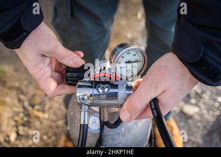 Hemmoor, Germania. 05th Feb 2022. Il subacqueo Tammo Krüder si prepara per le sue immersioni nel lago di gesso. Credit: Mohssen Assanimoghaddam/dpa/Alamy Live News Foto Stock