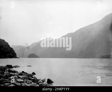 Arte ispirata a [Smith Sound], studio Burton Brothers, studio fotografico, 1885, Dunedin, Fotografia in bianco e nero, opere classiche modernizzate da Artotop con un tocco di modernità. Forme, colore e valore, impatto visivo accattivante sulle emozioni artistiche attraverso la libertà delle opere d'arte in modo contemporaneo. Un messaggio senza tempo che persegue una nuova direzione selvaggiamente creativa. Artisti che si rivolgono al supporto digitale e creano l'NFT Artotop Foto Stock