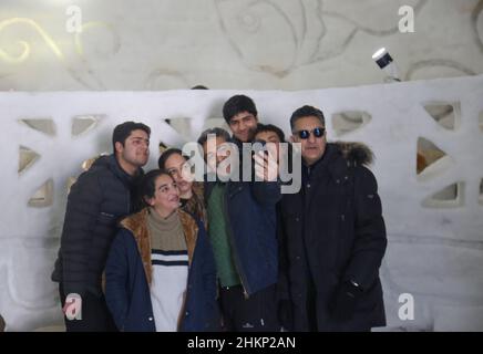 Kashmir, India. 05th Feb 2022. 5 febbraio 2022, Srinagar, Jammu e Kashmir, India: I turisti indiani prendono selfie all'interno del più grande Igloo Cafe asiatico fatto di neve a Gulmarg. L'Igloo Cafe e' alto circa 37,5 piedi e rotondo 45 piedi e puo' ospitare quindici tavoli e circa 60 ospiti. L'Igloo Cafe offre tavoli fatti di ghiaccio e neve, con piatti caldi serviti ai visitatori. (Credit Image: © Sajad Hameed/Pacific Press via ZUMA Press Wire) Credit: ZUMA Press, Inc./Alamy Live News Foto Stock