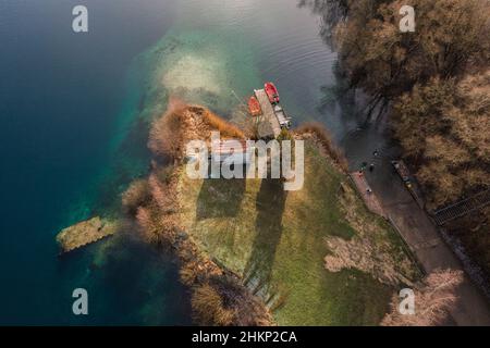 Hemmoor, Germania. 05th Feb 2022. Il lago di gesso, che è visitato dai subacquei in tutte le stagioni (vista aerea con un drone). Credit: Mohssen Assanimoghaddam/dpa/Alamy Live News Foto Stock