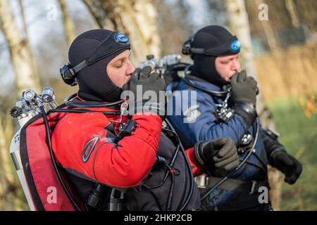 Hemmoor, Germania. 05th Feb 2022. I subacquei Thomas Manke (r) e Tammo Krüder si preparano per i loro 70 minuti di immersione nel lago di gesso. Credit: Mohssen Assanimoghaddam/dpa/Alamy Live News Foto Stock