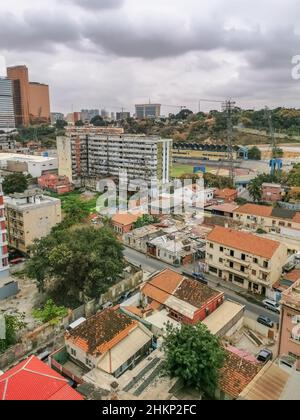 Luanda Angola - 10 13 2021: Vista aerea del centro di Luanda, distretto di Coqueiros, stadio Coqueiros, edifici marginali e centrali, Ingombota, Luanda A. Foto Stock