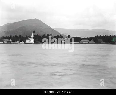 Arte ispirata a [Apia from Harbour (relitto di Solide)], studio Burton Brothers, studio fotografico, 1884, Nuova Zelanda, Fotografia in bianco e nero, quinto piatto di panorama a sei piastre. Mare con isola sullo sfondo, area pianeggiante con edifici e alta catena montuosa alle spalle. Un certo numero, opere classiche modernizzate da Artotop con un tuffo di modernità. Forme, colore e valore, impatto visivo accattivante sulle emozioni artistiche attraverso la libertà delle opere d'arte in modo contemporaneo. Un messaggio senza tempo che persegue una nuova direzione selvaggiamente creativa. Artisti che si rivolgono al supporto digitale e creano l'NFT Artotop Foto Stock