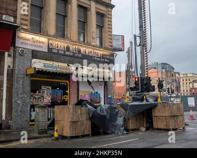 Glasgow, Scozia, Regno Unito. 22nd gennaio 2022: Un newsAgent scozzese con un falso Gotham Globe sul cartello. Foto Stock