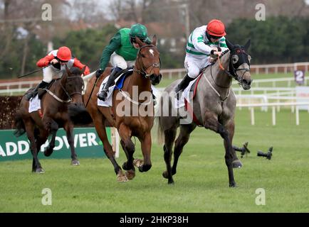 Blue Lord, a sinistra, ridden bby Paul Townend viene da dietro per battere Riviere D'etel guidato da Jack Kennedy nella terza gara durante il giorno uno del Dublin Racing Festival all'ippodromo di Leopardstown a Dublino, Irlanda. Data foto: Sabato 5 febbraio 2022. Foto Stock