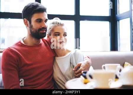 Una coppia felice che abbraccia il caffè Foto Stock