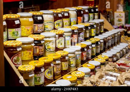 Un sacco di barattoli di vetro al miele di marca polacca, gruppo di oggetti, negozio, varietà di prodotti biologici tradizionali dolci, ampia selezione, bancarella di mercato, nobo Foto Stock