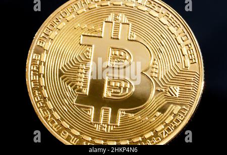 Logo Bitcoin B, dettaglio simbolo moneta oro lucido, macro, closeup estremo, nessuno. Semplice bright oro bitcoin Crypto valuta logo, oggetto da vicino, BTC Foto Stock