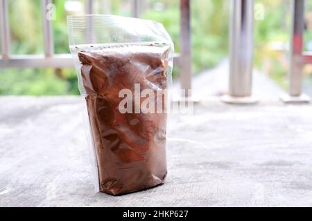 Caffè nero in tradizionale imballaggio Indonesiano Lampung. Caffè vero senza mix Foto Stock