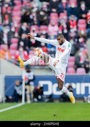 Colonia, Germania. 05th Feb 2022. Calcio: Bundesliga, 1. FC Köln - SC Freiburg, Matchday 21, RheinEnergieStadion: Anthony Modeste di Colonia gioca la palla. Credit: Rolf Vennenbernd/dpa - NOTA IMPORTANTE: In conformità con i requisiti della DFL Deutsche Fußball Liga e della DFB Deutscher Fußball-Bund, è vietato utilizzare o utilizzare fotografie scattate nello stadio e/o della partita sotto forma di immagini di sequenza e/o serie di foto video-simili./dpa/Alamy Live News Foto Stock