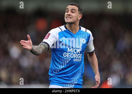 PETERBOROUGH, REGNO UNITO. FEB 5TH. Oliver Norburn di Peterborough United reagisce durante la quarta partita di Emirates fa Cup tra Peterborough United e Queens Park Rangers al Weston Homes Stadium di Peterborough sabato 5th febbraio 2022. (Credit: James Holyoak | MI News) Credit: MI News & Sport /Alamy Live News Foto Stock
