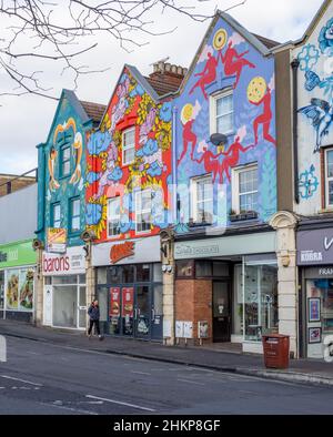 Negozi di facciate colorate a Bedminster, un'area di Bristol, la capitale dei graffiti del Regno Unito Foto Stock