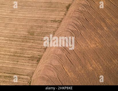 Schema dei segni ripetuti del battistrada delle ruote su un campo arato. Foto Stock