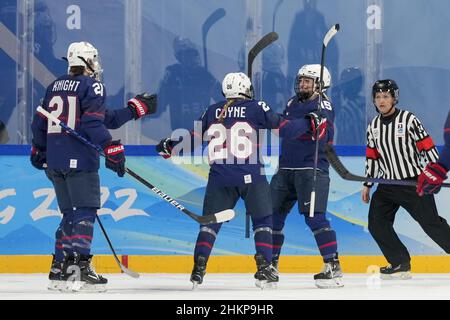 Pechino, Cina. 05th Feb 2022. Il difensore del team degli Stati Uniti Savannah Harmon #15 si congratula con i compagni di squadra dopo aver segnato il loro primo gol durante il turno preliminare delle donne del gruppo A partita di hockey su ghiaccio al centro sportivo di Wukesong alle Olimpiadi invernali di Pechino 2022 sabato 5 febbraio 2022. Foto di Paul Hanna/UPI Credit: UPI/Alamy Live News Foto Stock