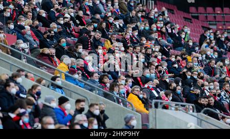 Colonia, Germania. 05th Feb 2022. Calcio: Bundesliga, 1. FC Köln - SC Freiburg, Matchday 21, RheinEnergieStadion: Gli spettatori guardano il gioco. Credit: Rolf Vennenbernd/dpa - NOTA IMPORTANTE: In conformità con i requisiti della DFL Deutsche Fußball Liga e della DFB Deutscher Fußball-Bund, è vietato utilizzare o utilizzare fotografie scattate nello stadio e/o della partita sotto forma di immagini di sequenza e/o serie di foto video-simili./dpa/Alamy Live News Foto Stock