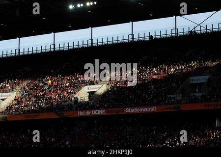 Colonia, Germania. 05th Feb 2022. Calcio: Bundesliga, 1. FC Köln - SC Freiburg, Matchday 21, RheinEnergieStadion: Gli spettatori guardano il gioco. Credit: Rolf Vennenbernd/dpa - NOTA IMPORTANTE: In conformità con i requisiti della DFL Deutsche Fußball Liga e della DFB Deutscher Fußball-Bund, è vietato utilizzare o utilizzare fotografie scattate nello stadio e/o della partita sotto forma di immagini di sequenza e/o serie di foto video-simili./dpa/Alamy Live News Foto Stock