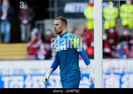 Colonia, Germania. 05th Feb 2022. Calcio: Bundesliga, 1. FC Köln - SC Friburgo, Matchday 21, RheinEnergieStadion: Portiere di Colonia Marvin Schwäbe. Credit: Rolf Vennenbernd/dpa - NOTA IMPORTANTE: In conformità con i requisiti della DFL Deutsche Fußball Liga e della DFB Deutscher Fußball-Bund, è vietato utilizzare o utilizzare fotografie scattate nello stadio e/o della partita sotto forma di immagini di sequenza e/o serie di foto video-simili./dpa/Alamy Live News Foto Stock