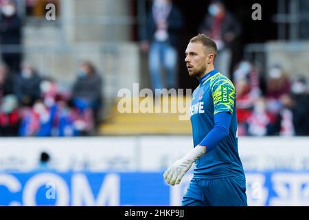 Colonia, Germania. 05th Feb 2022. Calcio: Bundesliga, 1. FC Köln - SC Friburgo, Matchday 21, RheinEnergieStadion: Portiere di Colonia Marvin Schwäbe. Credit: Rolf Vennenbernd/dpa - NOTA IMPORTANTE: In conformità con i requisiti della DFL Deutsche Fußball Liga e della DFB Deutscher Fußball-Bund, è vietato utilizzare o utilizzare fotografie scattate nello stadio e/o della partita sotto forma di immagini di sequenza e/o serie di foto video-simili./dpa/Alamy Live News Foto Stock