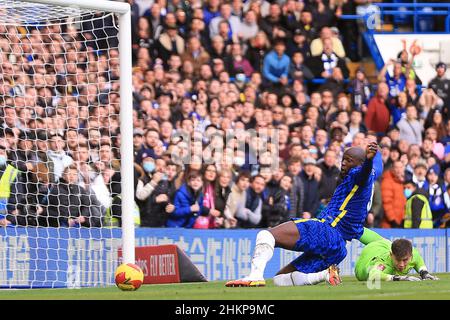 Londra, Regno Unito. 05th Feb 2022. Romelu Lukaku di Chelsea tenta un colpo a gol. Emirates fa Cup 4th round match, Chelsea contro Plymouth Argyle a Stamford Bridge a Londra sabato 5th febbraio 2022. Questa immagine può essere utilizzata solo per scopi editoriali. Solo per uso editoriale, licenza richiesta per uso commerciale. Nessun uso in scommesse, giochi o un singolo club/campionato/player pubblicazioni. pic di Steffan Bowen/Andrew Orchard sport fotografia/Alamy Live news credito: Andrew Orchard sport fotografia/Alamy Live News Foto Stock