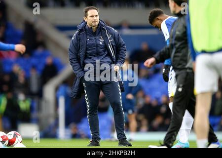 Liverpool, Regno Unito. 05th Feb 2022. Frank Lampard, direttore di Everton, guarda avanti prima del gioco. Emirates fa Cup 4th round match, Everton contro Brentford allo stadio Goodison Park di Liverpool sabato 5th febbraio 2022. Questa immagine può essere utilizzata solo a scopo editoriale. Solo per uso editoriale, licenza richiesta per uso commerciale. Nessun uso in scommesse, giochi o un singolo club / campionato / giocatori pubblicazioni. pic di Chris Stading/Andrew Orchard sport fotografia/Alamy Live news credito: Andrew Orchard sport fotografia/Alamy Live News Foto Stock