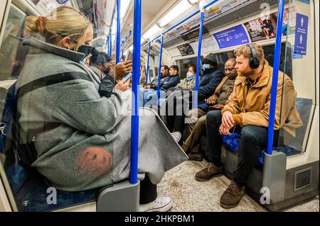 Londra, Regno Unito. 4th Feb 2022. Il ritorno al lavoro e forse la crisi del carburante significa che la Northern Line è sempre più affollata - le maschere sono ancora obbligatorie, ma sempre più numeri ignorano l'istruzione condotta da messaggi misti da parte del governo. Credit: Guy Bell/Alamy Live News Foto Stock