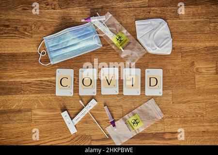 Scrabble lettere carte ortografia la corona covid 19 Pandemic parola correlata Covid Foto Stock