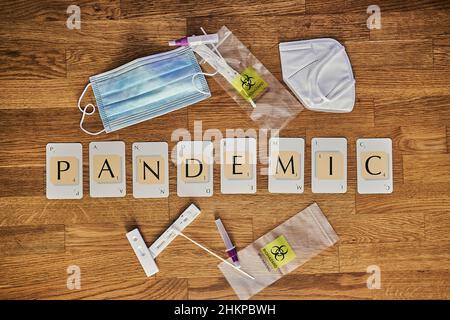 Scrabble lettere carte ortografia la corona covid 19 Pandemic parola correlata Pandemic Foto Stock