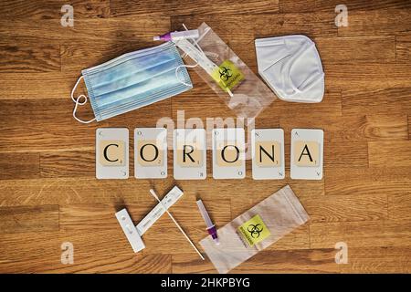 Scrabble lettere carte ortografia la corona covid 19 Pandemic parola correlata Corona Foto Stock