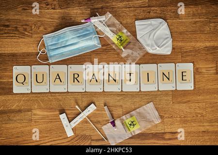 Scrabble lettere carte ortografia la corona covid 19 Pandemic parola correlata Quarantine Foto Stock