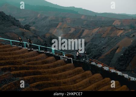 Terrazzamenti in Indonesia. Questa terra che è ampiamente piantata con le piante di cipolla è molto famosa nell'area di Giava occidentale Foto Stock