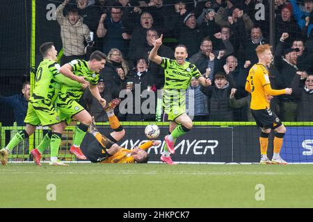 Nailsworth, Regno Unito. 05th Feb 2022. Mathew Stevens of Forest Green Rovers (c) festeggia con i compagni di squadra dopo che ha ottenuto il loro 1st goal. EFL Skybet Football League Two match, Forest Green Rovers / Newport County al New Lawn Stadium di Nailsworth, Gloucestershire, Inghilterra sabato 5th febbraio 2022. Questa immagine può essere utilizzata solo per scopi editoriali. Solo per uso editoriale, licenza richiesta per uso commerciale. Nessun uso in scommesse, giochi o un singolo club/campionato/giocatore publications.pic da Credit: Andrew Orchard sport photography/Alamy Live News Foto Stock