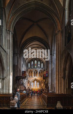 Dublino, Irlanda, Agosto 2019 turisti che visitano e visitano l'interno della Cattedrale di San Patrizio, la sala principale con l'altare Foto Stock