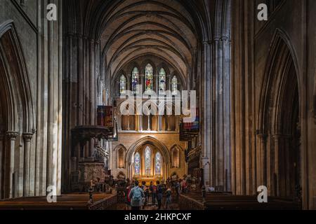 Dublino, Irlanda, Agosto 2019 turisti che visitano e visitano l'interno della Cattedrale di San Patrizio, la sala principale con l'altare Foto Stock