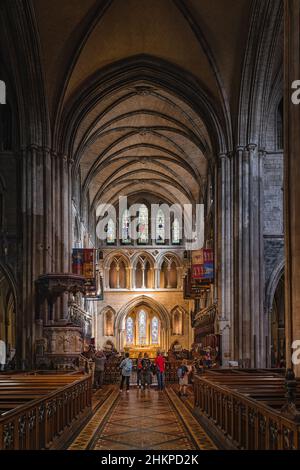 Dublino, Irlanda, Agosto 2019 turisti che visitano e visitano l'interno della Cattedrale di San Patrizio, la sala principale con l'altare Foto Stock