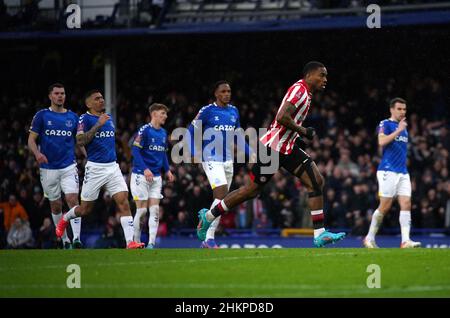 Ivan Toney di Brentford (seconda a destra) festeggia il primo gol della partita durante la quarta partita della Emirates fa Cup al Goodison Park di Liverpool. Data foto: Sabato 5 febbraio 2022. Foto Stock