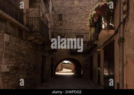 vecchia strada nella città medievale di guimera in catalogna Foto Stock