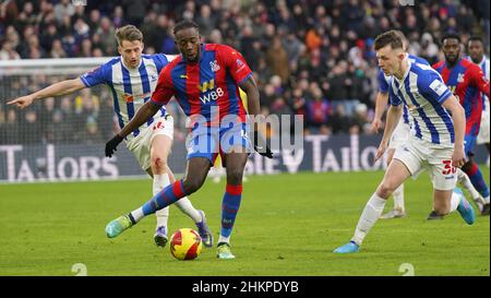 Jean-Philippe Mateta di Crystal Palace (al centro) e Joe White (a destra) di Hartlepool United combattono per la palla durante la quarta partita della Emirates fa Cup al Selhurst Park di Londra. Data foto: Sabato 5 febbraio 2022. Foto Stock