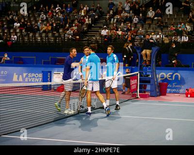 Jonathan Erlinch di Israele, Edouard Roger-Vasselin di Francia e Nicolas Mahut e Pierre-Hughes Herbert di Francia durante le doppie semifinali all'Open Sud de France 2022, torneo di tennis ATP 250 il 5 febbraio 2022 all'Arena Sud de France di Montpellier, Francia - Foto Patrick Cannaux / DPPI Foto Stock