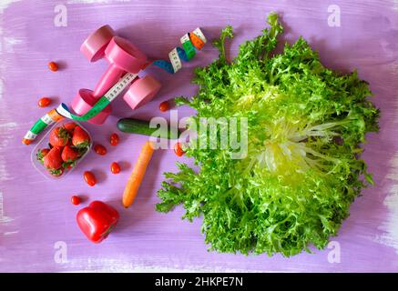 Mangiare sano, dieta, concetto di allenamento. Flat Lay con nuovo endive, e vergetables, dumbbells.Measuring nastro. Foto Stock