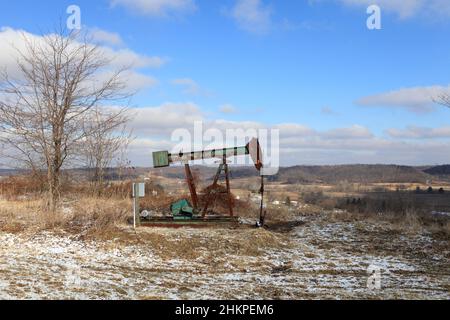 Il vecchio martinetto della pompa di campo dell'olio. USA, Ohio Foto Stock