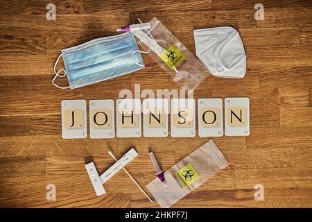 Scrabble lettere carte ortografia la corona covid 19 Pandemic parola relativa Johnson Foto Stock