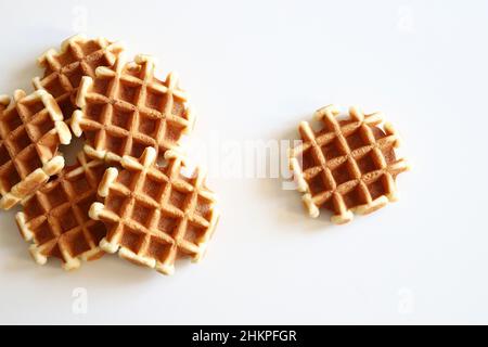 Cialde fatte in casa, dessert di pasticceria belga isolato su sfondo bianco. Direttamente sopra. Foto Stock