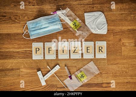 Scrabble lettere carte ortografia la corona covid 19 Pandemic parola correlata Pfizer Foto Stock