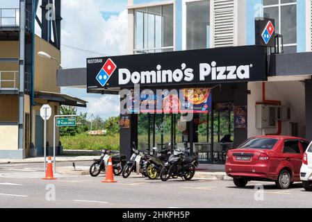 SABAH, MALESIA - 23 MAGGIO, 2019: Domino's Pizza Restaurant situato nella città di Tuaran. Domino's Pizza, Inc. È un ristorante americano multinazionale per la pizza Foto Stock