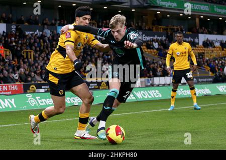 Wolverhampton, Regno Unito. FEB 5th Brandon Williams di Norwich City batte per il possesso con Raul Jimenez di Wolverhampton Wanderers durante la partita di fa Cup 4th tra Wolverhampton Wanderers e Norwich City a Molineux, Wolverhampton sabato 5th febbraio 2022. (Credit: Kieran Riley | MI News) Credit: MI News & Sport /Alamy Live News Foto Stock