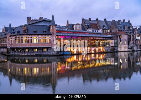 Bar Riviera am Fluss in der Abenddämmerung, Gent, Belgien | Riviera Bar al fiume al tramonto, Gand, Belgio Foto Stock